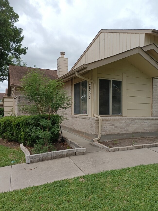 This is a beautiful property that's newly renovated. It's in a great location in the Houston oil cor - 2932 Meadowgrass Ln
