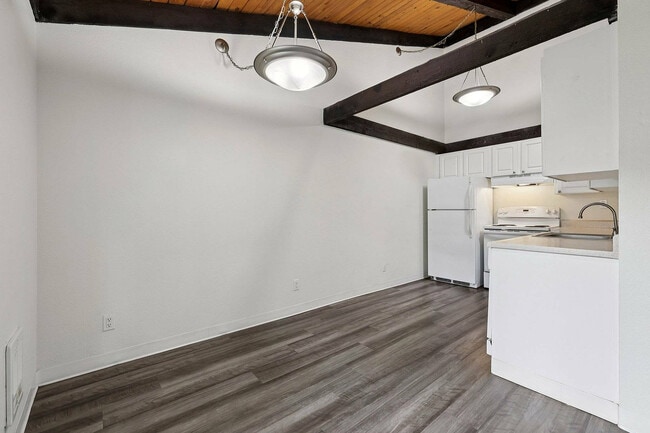 High vaulted ceilings elevate the style of Foster Creek’s living spaces in Tukwila, WA