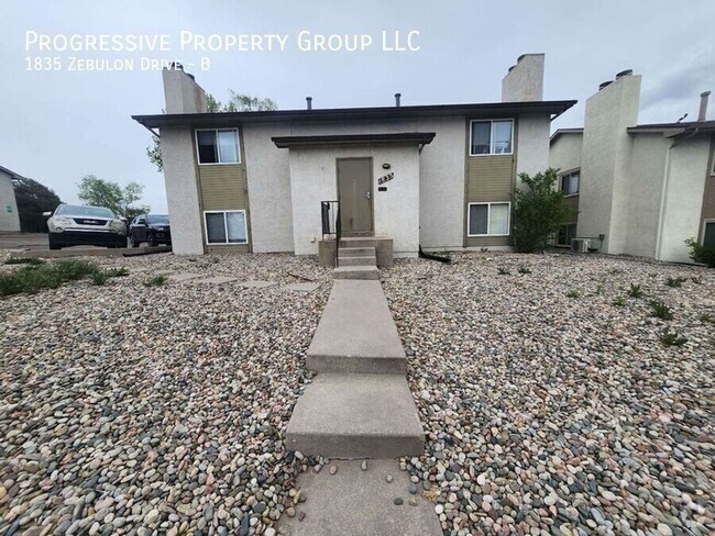 Building Photo - 2-Bedroom Apartment -Great Location! Unit B