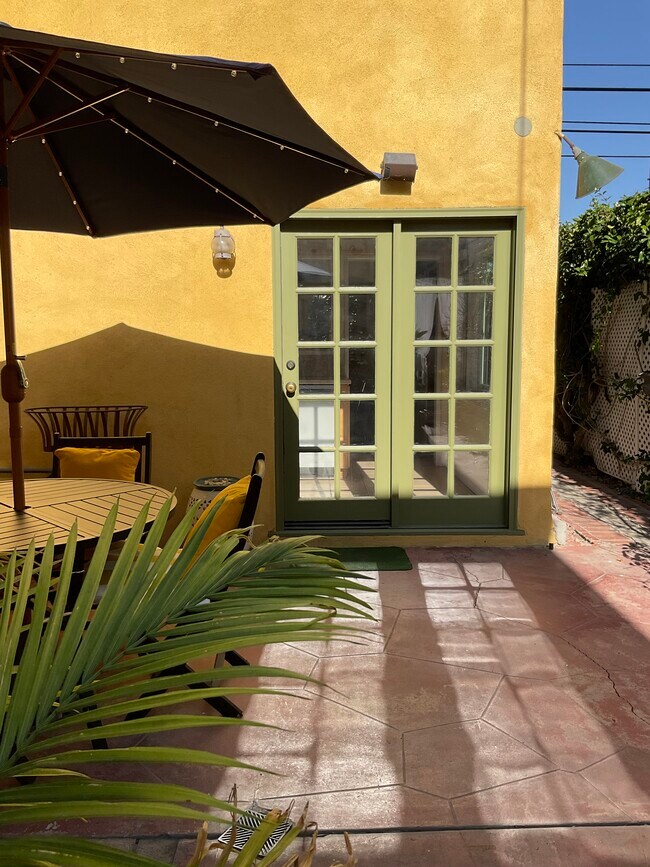 Photo - 5261 Cahuenga Blvd