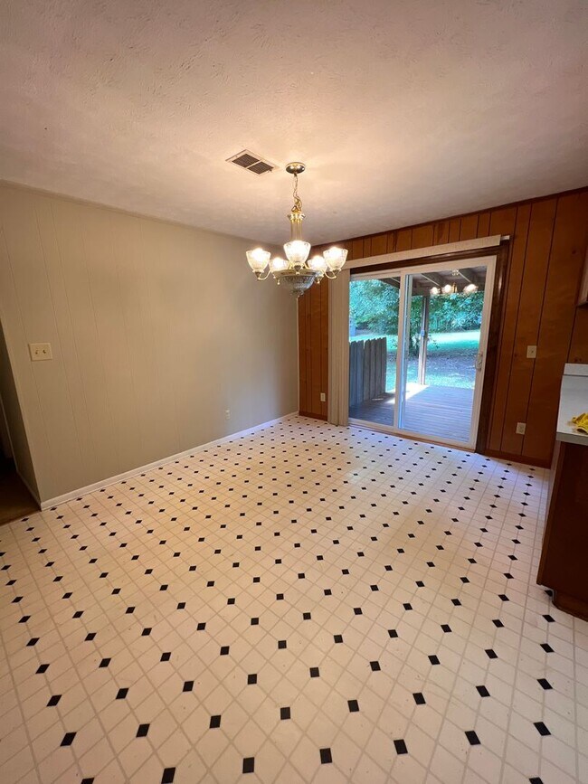 Photo - 704 Lake Condy Rd