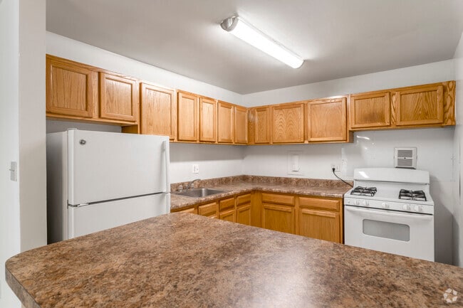 3 BR, 2 BA - 1,090 SF - Carrollon Manor Apartments