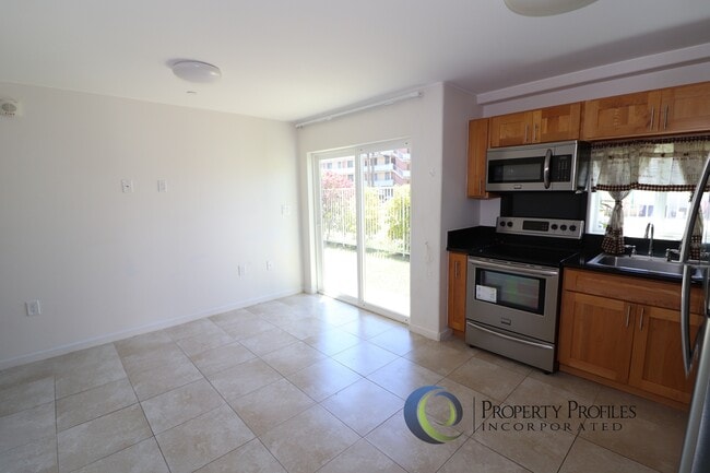 Photo - 2 Bedroom / 1 bath Ground Floor Kapahulu Apartment - Available Now! Unit #101