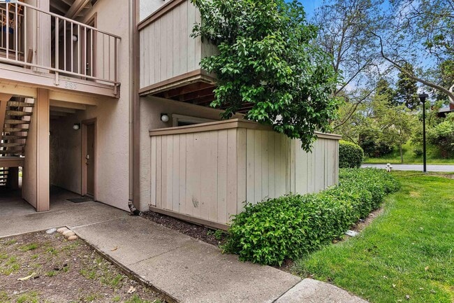 Building Photo - 385 Camelback Rd Unit 2