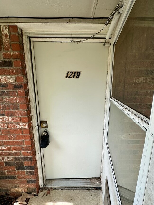 Building Photo - Charming 2 Bed, 1 Bath Near OU Campus
