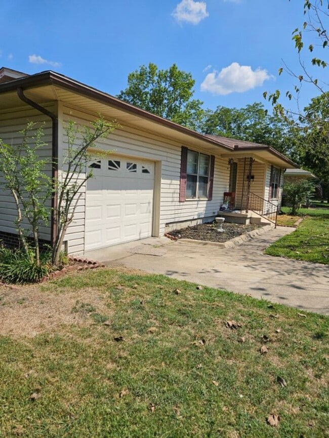 Building Photo - Charming 1965 3-Bedroom Home with Modern T...
