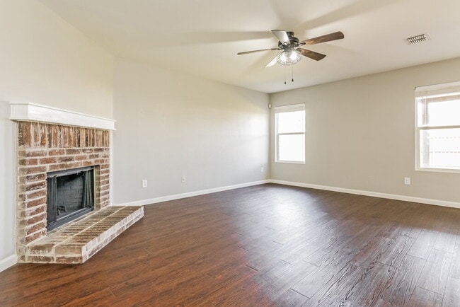 Photo - 1929 Foxfield Way