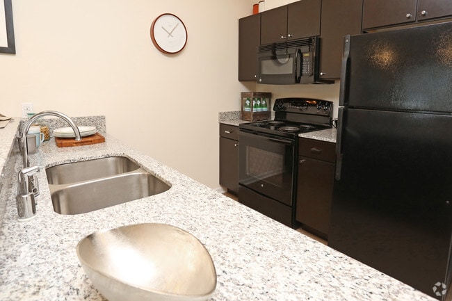 1BR, 1BA - 660 SF - Kitchen