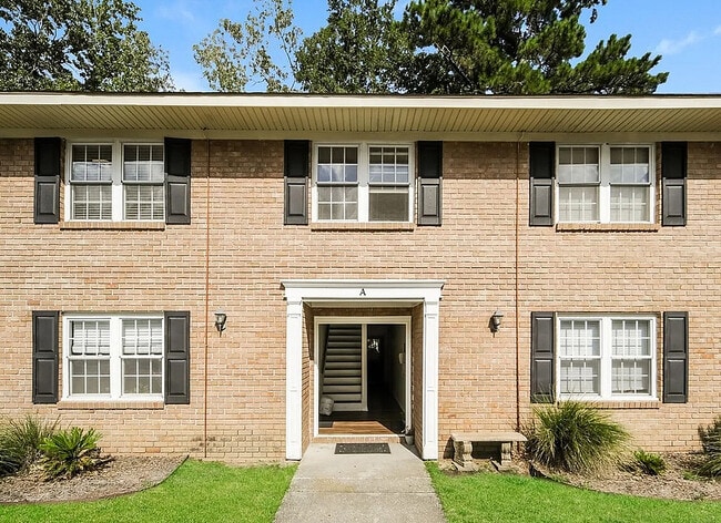 Classic Brick Entryway - Pebble Creek Apartments
