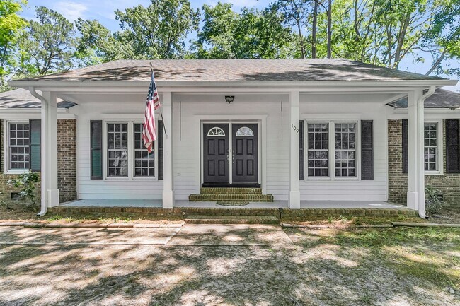 Building Photo - Move-In Ready Home in a Prime Summerville ...