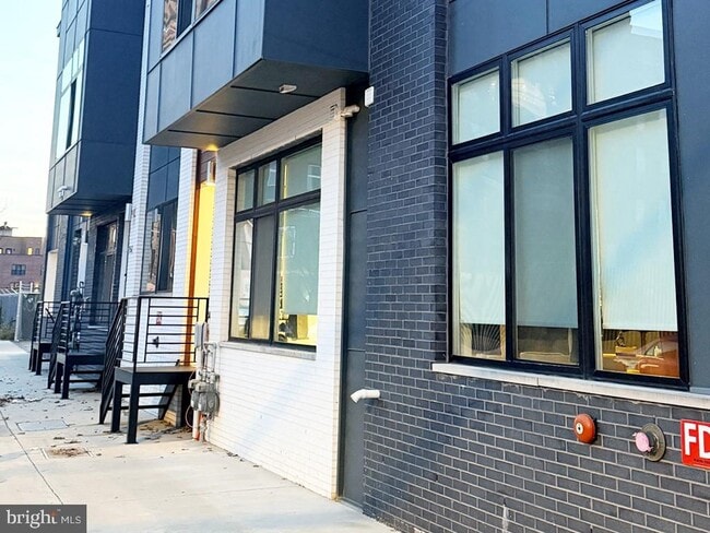 Building Photo - 1754 N Randolph St