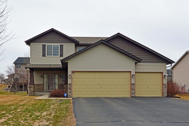 Building Photo - Spacious 4-Bed 4-Bath Home in Shakopee - Available Now!