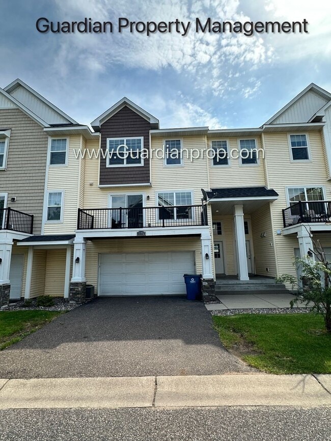 Champlin Town Home, 2 Car Garage, Balcony,... - Champlin Town Home, 2 Car Garage, Balcony,...