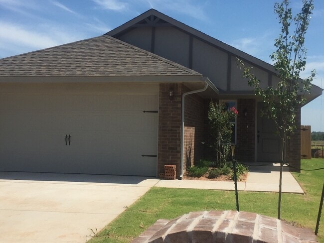 Building Photo - 3 bedroom 2 bath home Mustang Schools