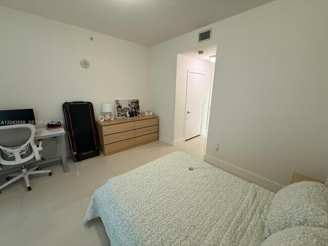 Photo - 79 SW 12th St Unit 3702-S