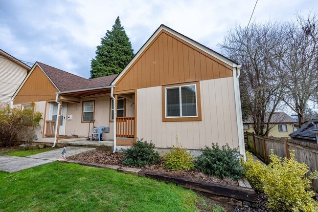 Building Photo - One bedroom duplex unit in Camas. - 2 blocks south of Crown Park