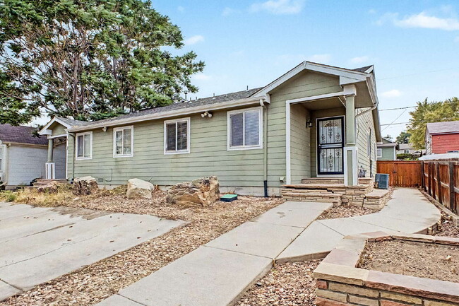 Building Photo - "Charming 3-Bedroom Duplex in Englewood with 2 Full Baths - Your Ideal Home Awaits!"