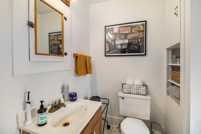 Building Photo - 407 N Ashley St Unit 3