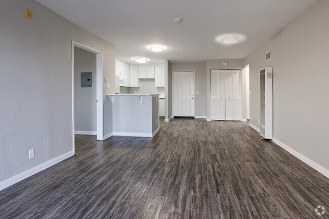 2BR, 2BA - 1050SF