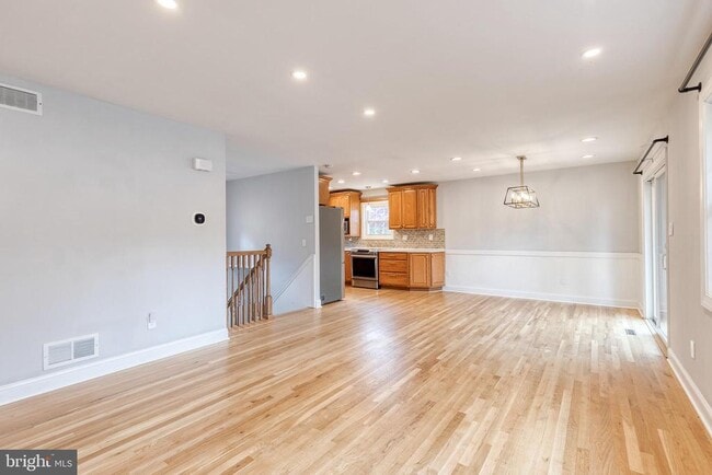 Building Photo - 617 Oak Ln