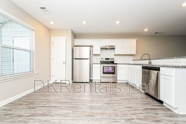 Photo - 402 Whippet St