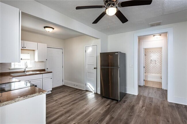 Photo - 404 Paines Ave NW