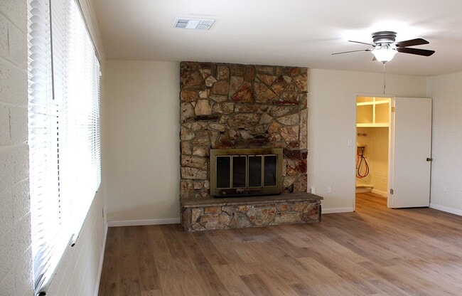 Photo - 903 Green Ln