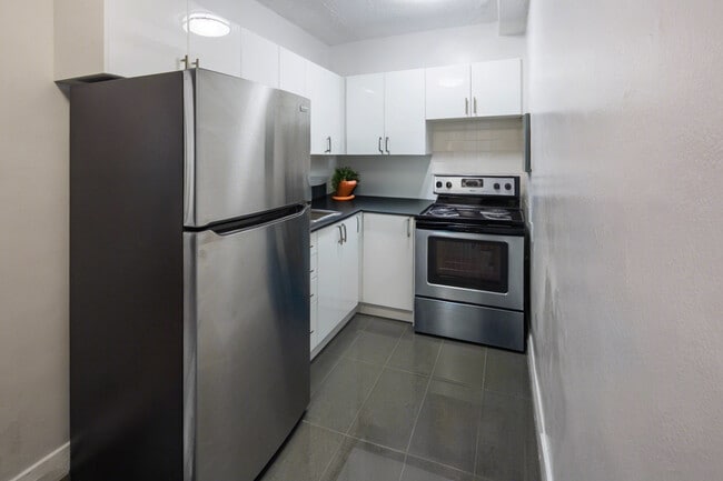 Photo - 115 Eglinton Ave W