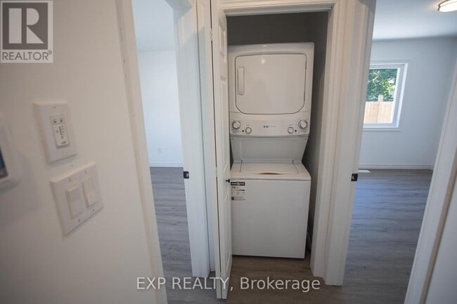 Photo - 277 Grove St E