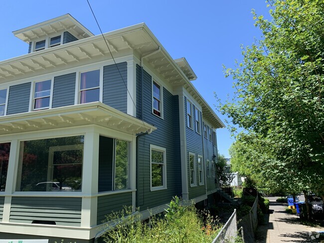 Building Photo - 2607 SE 23rd Ave Unit Upper Rental