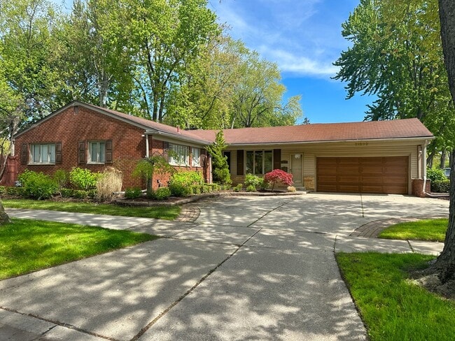 Stylish Grosse Pointe Woods Ranch with EV ... - Stylish Grosse Pointe Woods Ranch with EV ... House