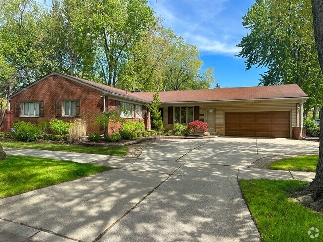 Building Photo - Stylish Grosse Pointe Woods Ranch with EV ... Rental