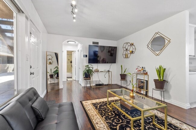 Photo - 5510 Adelaide Ave