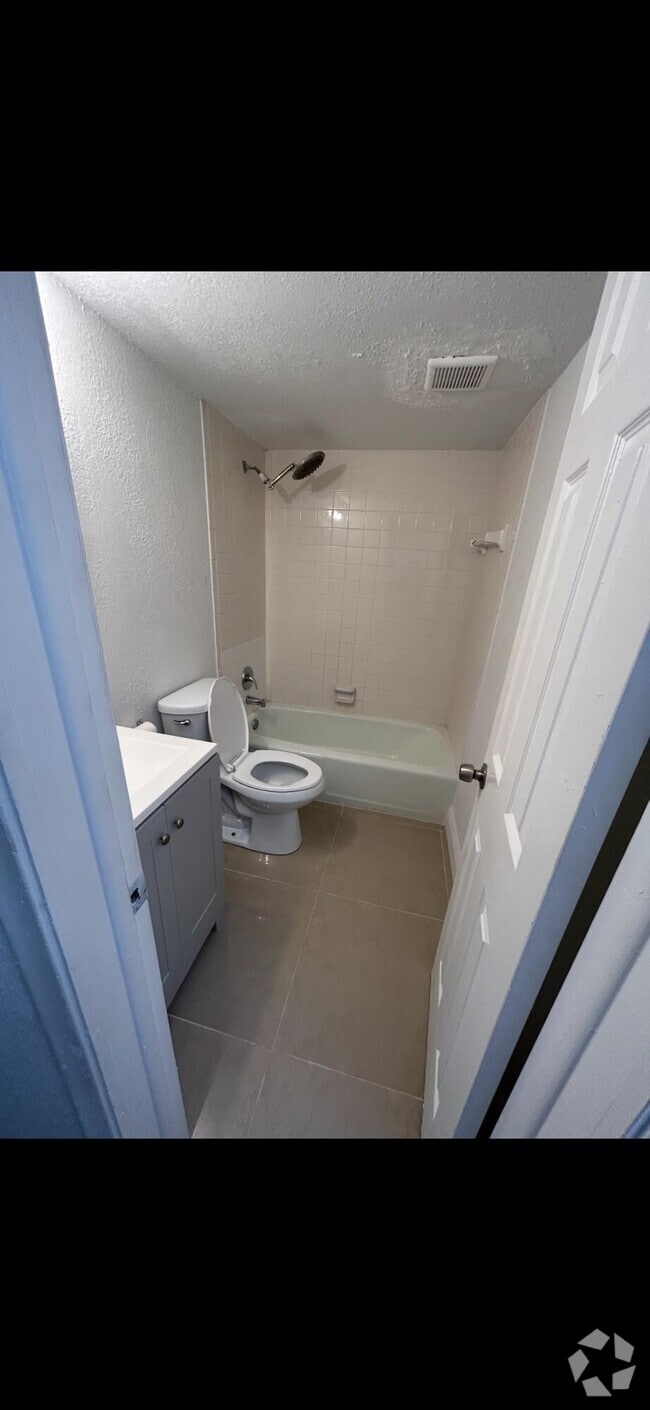 Building Photo - 8704 NW 35th St Unit 108 Rental