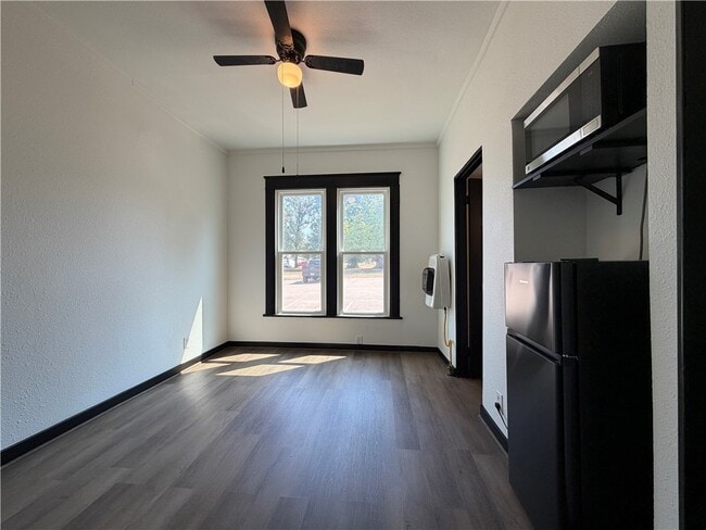 Building Photo - 401 E Twin Springs St Unit 3