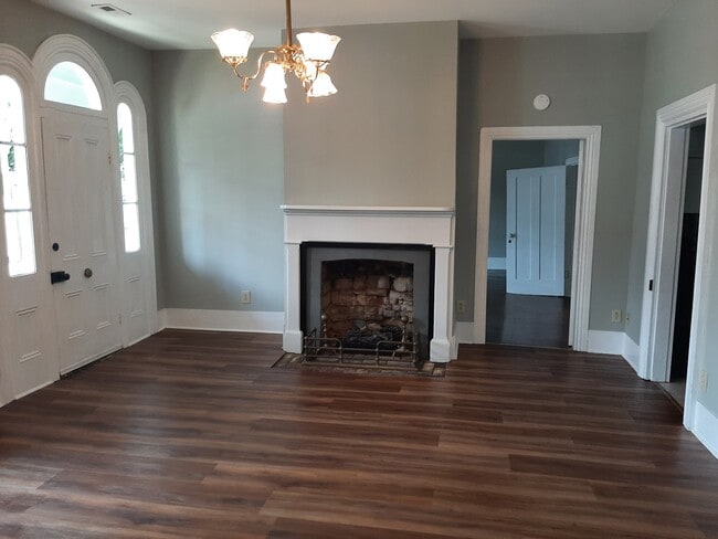 Photo - 104 N Cedar St