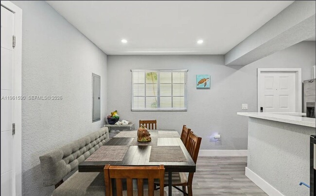 Photo - 380 NW 20th St