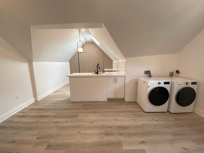 Photo - 210 Burlington St E Unit 2