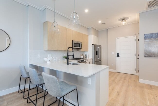 Photo - 1 bedroom den for 9/1 with garage parking!