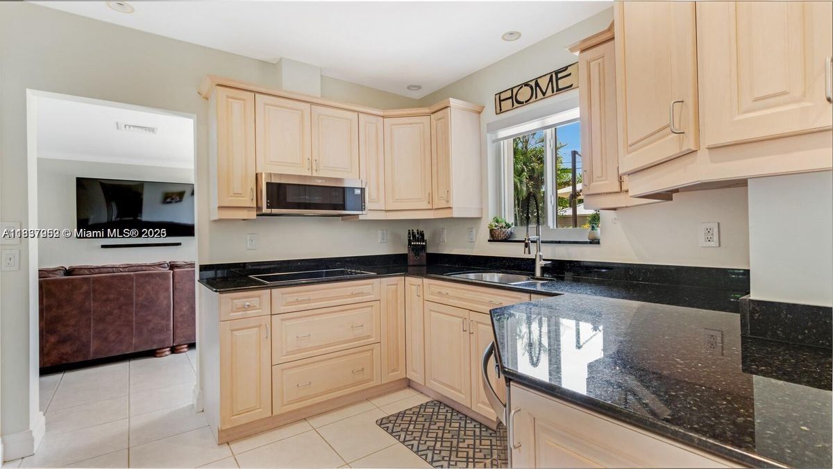 Photo - 2632 NE 30th St Unidad HOME