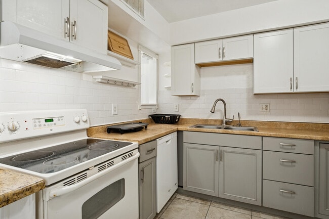 Photo - 9930 Pineapple Tree Dr Unidad 112