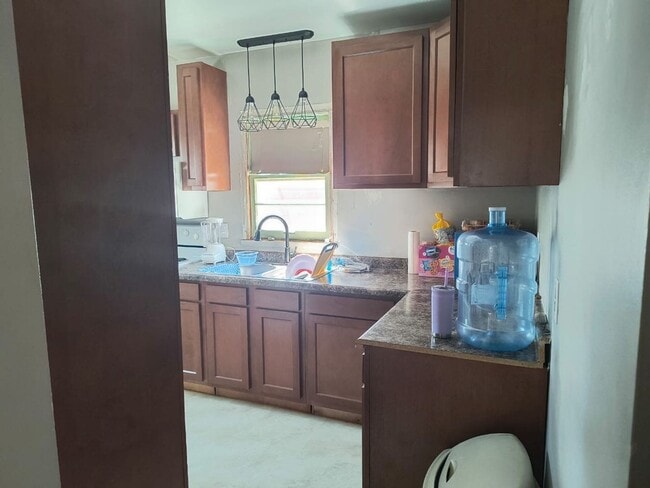 Building Photo - 3 bedroom 1 bathroom house near Concordia