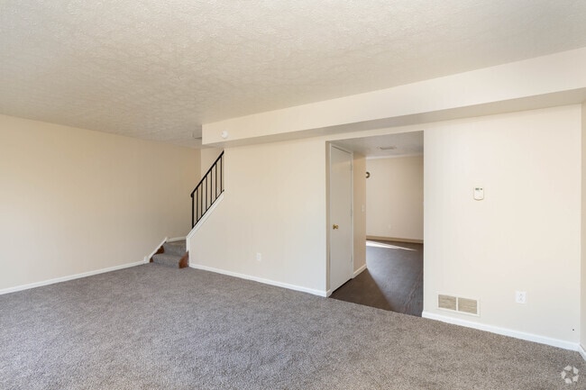 3BR,1BA - 1,300SF - Living Room