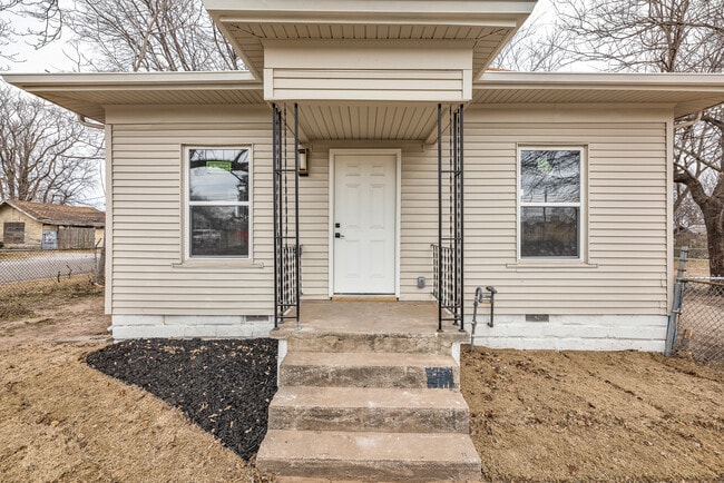 Building Photo - 1017 W Newton St