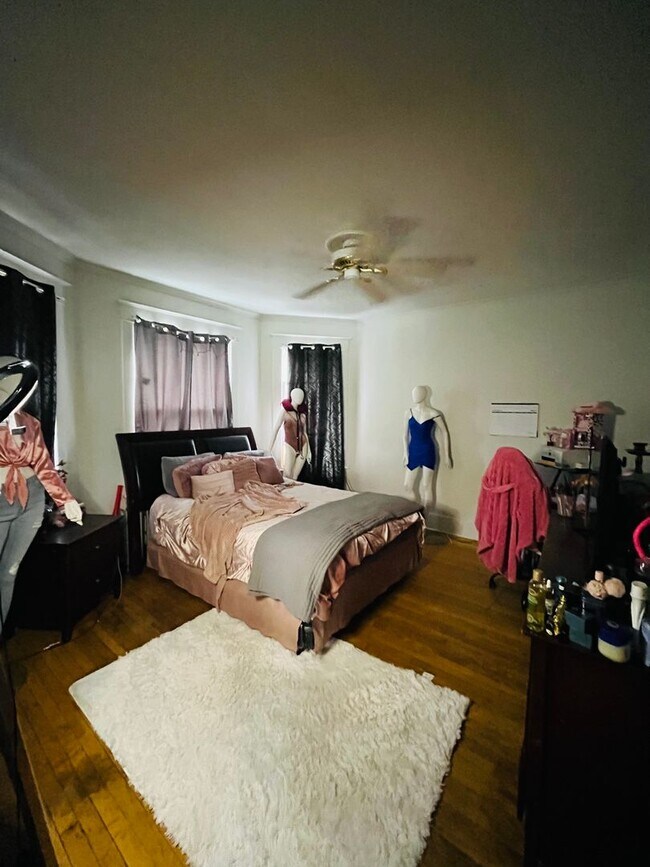 Photo - Large 3 bedroom on a great quiet street. Apartment Unit Parkwood Blvd.1305-2