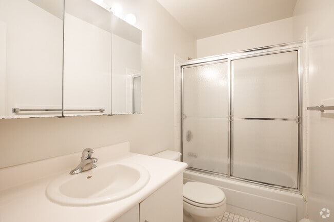 1 BR, 1 BA -806 SQFT