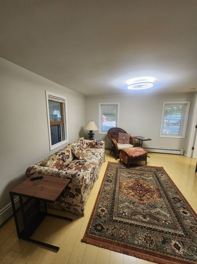 Photo - Charming Cottage-Style Home for Rent in Or...