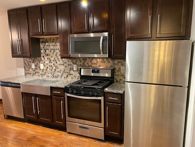 Building Photo - Renovated Home in the Grove for Rent!