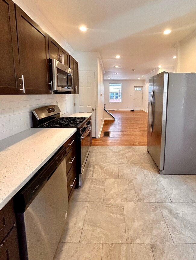 Photo - 2233 Bonaffon St