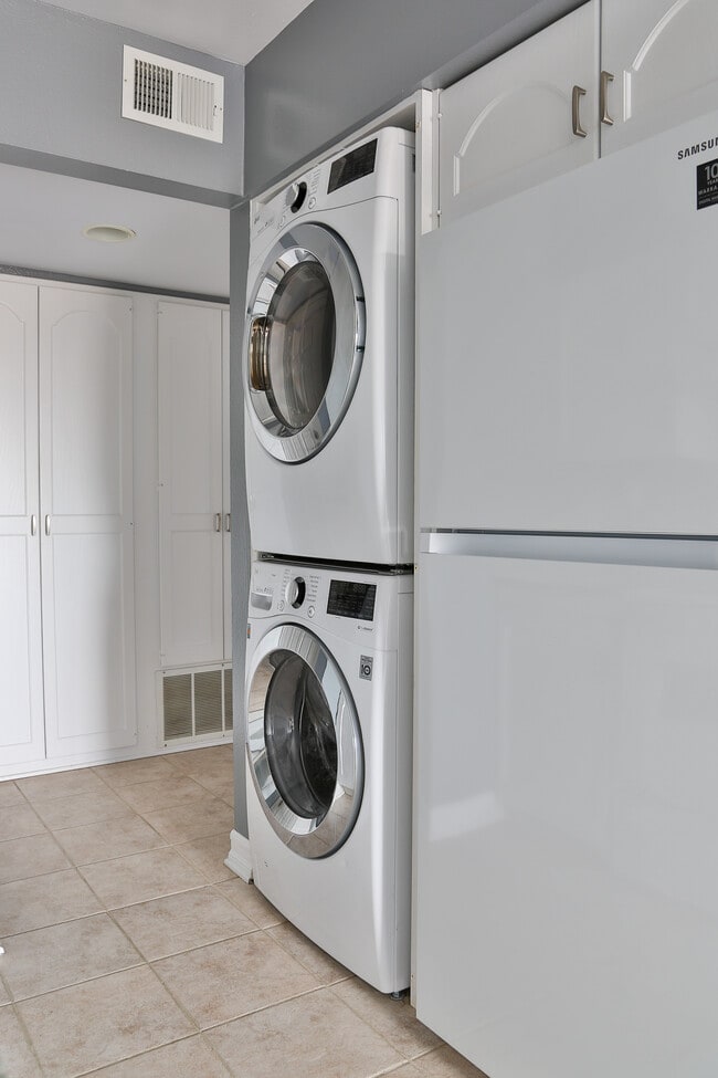 In Unit Laundry - 282 Redondo Ave Unidad 408